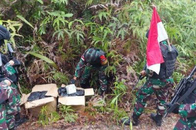 Prajurit TNI yang tergabung dalam Satgas Pamtas Yonif 642/Kapuas. Poto : Puspen TNI