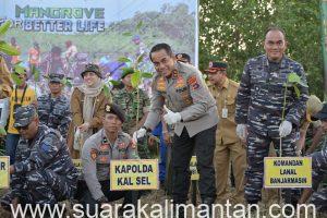 Kapolda Kalsel Bersama Forkopimda Lakukan Penanaman Mangrove di Tanah Laut